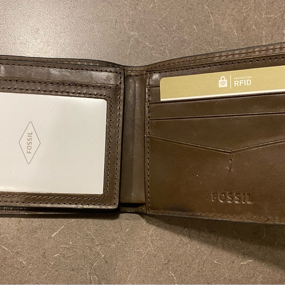 Fossil wallet - like new, never used! - Picture 1 of 9